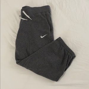 Women’s gray Nike sportswear capris